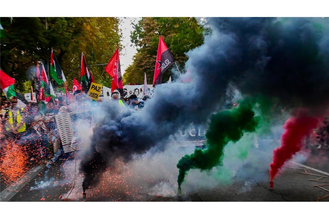 Bilder des Tages Zahlreiche Menschen marschieren zwischen Atocha und Callao im Zentrum Madrids während einer Kundgebung aus Solidarität mit den Palästinensern in Gaza.