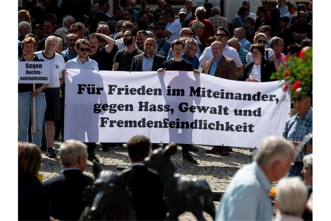 Sollen Demokratiefeinde Grundrechte verlieren? Zahlreiche Menschen nahmen in Wolfhagen an einer Mahnwache für Walter Lübcke teil. Foto: Swen Pförtner