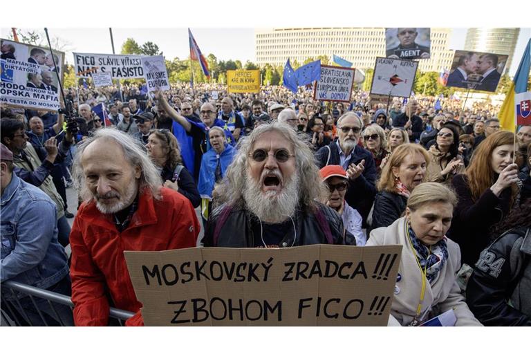Zahlreiche Menschen nehmen an einem Protest unter dem Motto «Die Slowakei ist Europa» auf dem Freiheitsplatz teil.