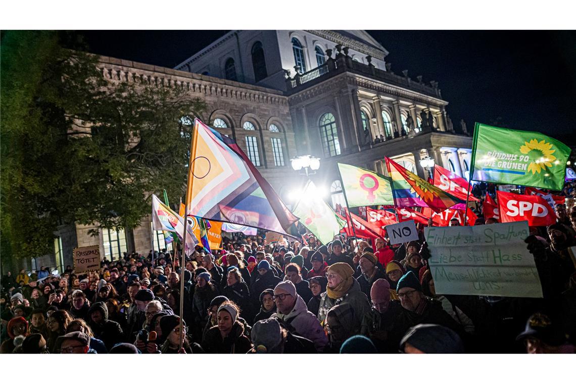 Zahlreiche Menschen nehmen an einer Kundgebung auf dem Opernplatz in Hannover teil.