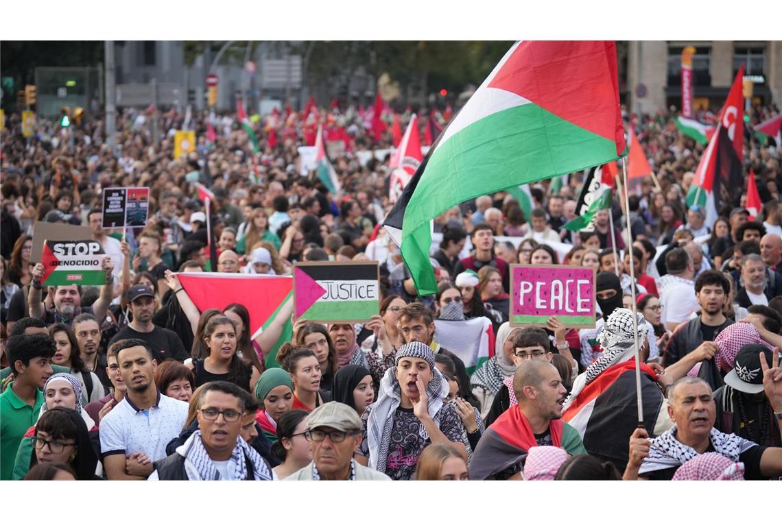 Streiks und Demos in Spanien gegen Israel wegen Gaza Zahlreiche Menschen nehmen an einer Kundgebung aus Solidarität mit den Palästinensern in Gaza teil. Spanische Gewerkschaften hatten zu einem General- und Studentenstreik aufgerufen.