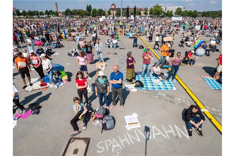 Zahlreiche Menschen nehmen auf dem Cannstatter Wasen an der Protestkundgebung der Initiative „Querdenken“ teil. Foto: Christoph Schmidt/dpa/Archivbild