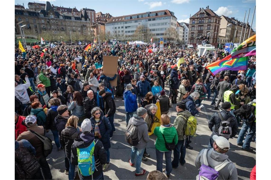 Zahlreiche Menschen nehmen auf dem Marienplatz an einer Demonstration der Initiative „Querdenken“ teil. Foto: Christoph Schmidt/dpa