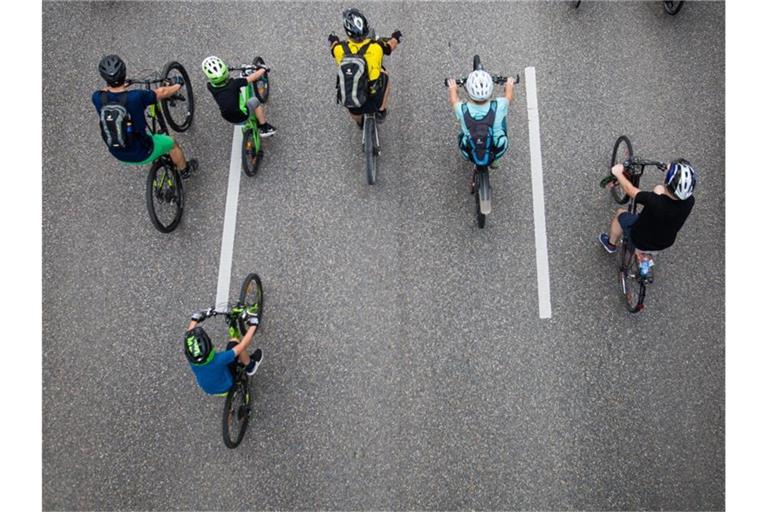 Zahlreiche Menschen nehmen mit ihren Fahrrädern an der Radsternfahrt Baden-Württemberg teil. Foto: Christoph Schmidt/Archiv