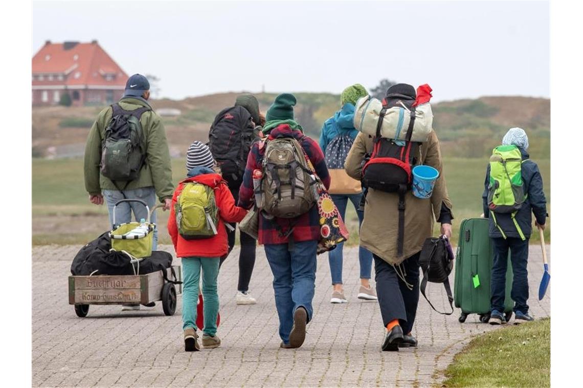 Rückkehr der Touristen - Inseln üben für die Hochsaison Zahlreiche Menschen nutzen die Lockerungen, um zum Urlaub auf die Ostfriesischen Inseln zu fahren. Foto: Sina Schuldt/dpa