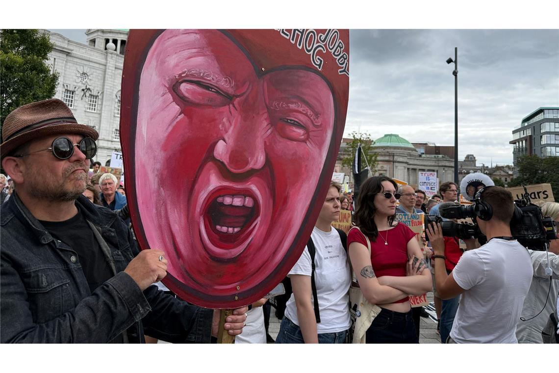 Zahlreiche Menschen protestieren gegen Donald Trump