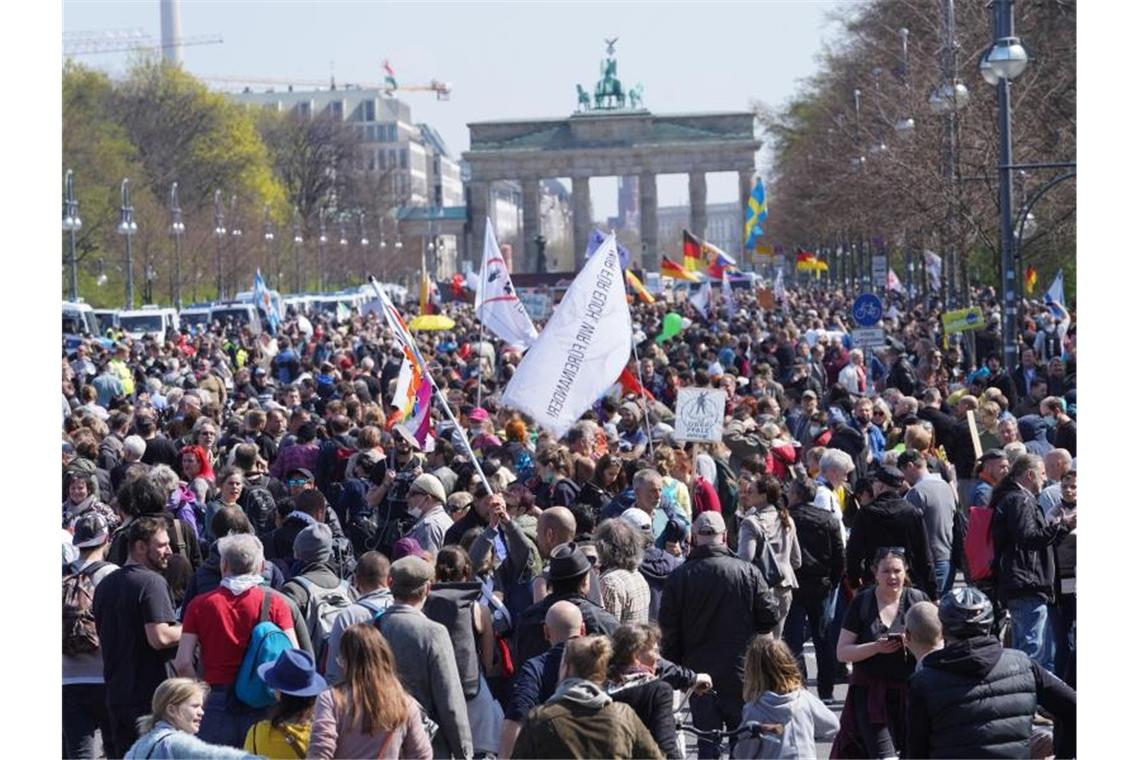 Zahlreiche Menschen protestieren vor dem Brandenburger Tor gegen die Corona-Beschränkungen und die Änderung des Infektionsschutzgesetzes. Foto: Jörg Carstensen/dpa