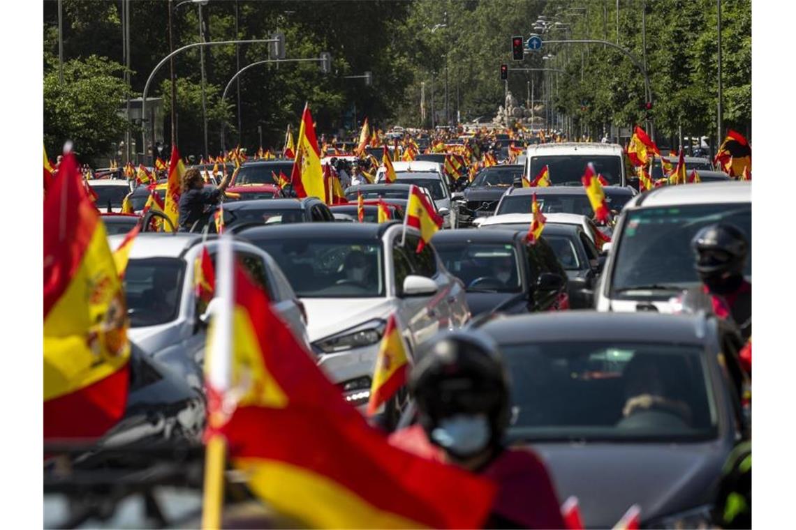 Zahlreiche Menschen sind in Madrid dem Aufruf der rechtspopulistischen Partei Vox gefolgt und protestierten gegen die strengen Beschränfungen der Regierung Sanchez. Foto: Manu Fernandez/AP/dpa