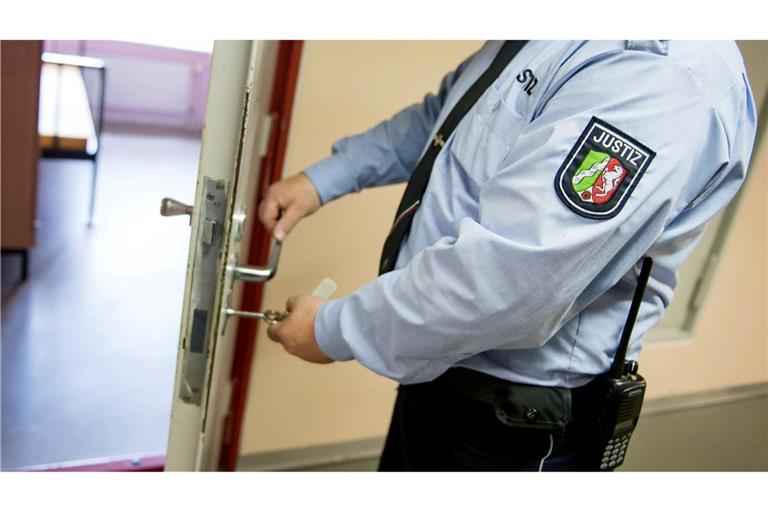 Zahlreiche Menschen sitzen ersatzweise ein, weil sie Geldstrafen wegen Schwarzfahrens nicht bezahlen konnten. (Symbolbild)