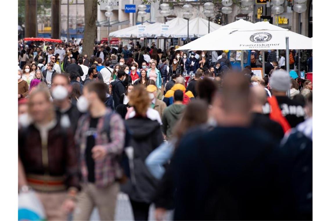 Bundesbank: Privater Konsum ist Triebfeder für Aufschwung Zahlreiche Menschen spazieren durch die Fußgängerzone in der Münchner Innenstadt. Foto: Sven Hoppe/dpa