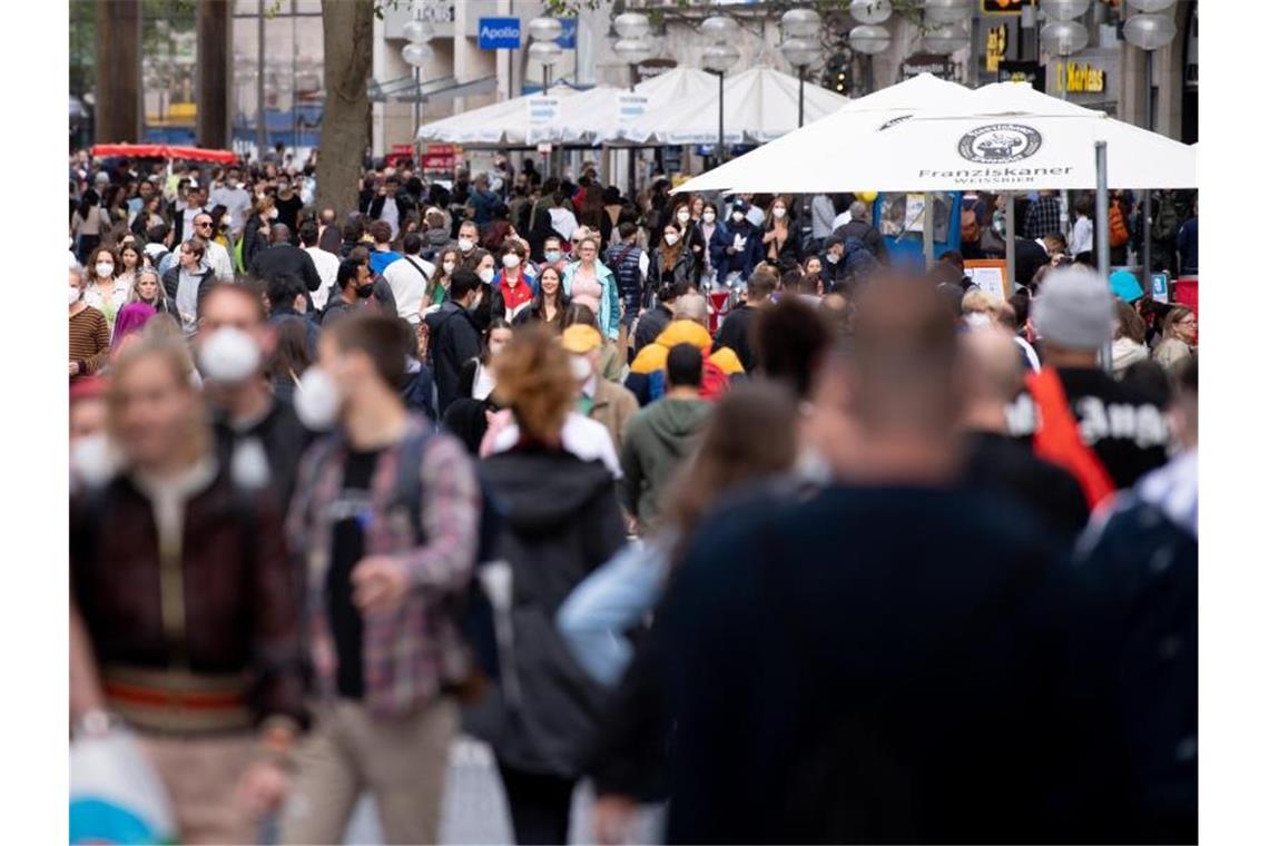 Zahlreiche Menschen spazieren durch die Fußgängerzone in der Münchner Innenstadt. Foto: Sven Hoppe/dpa