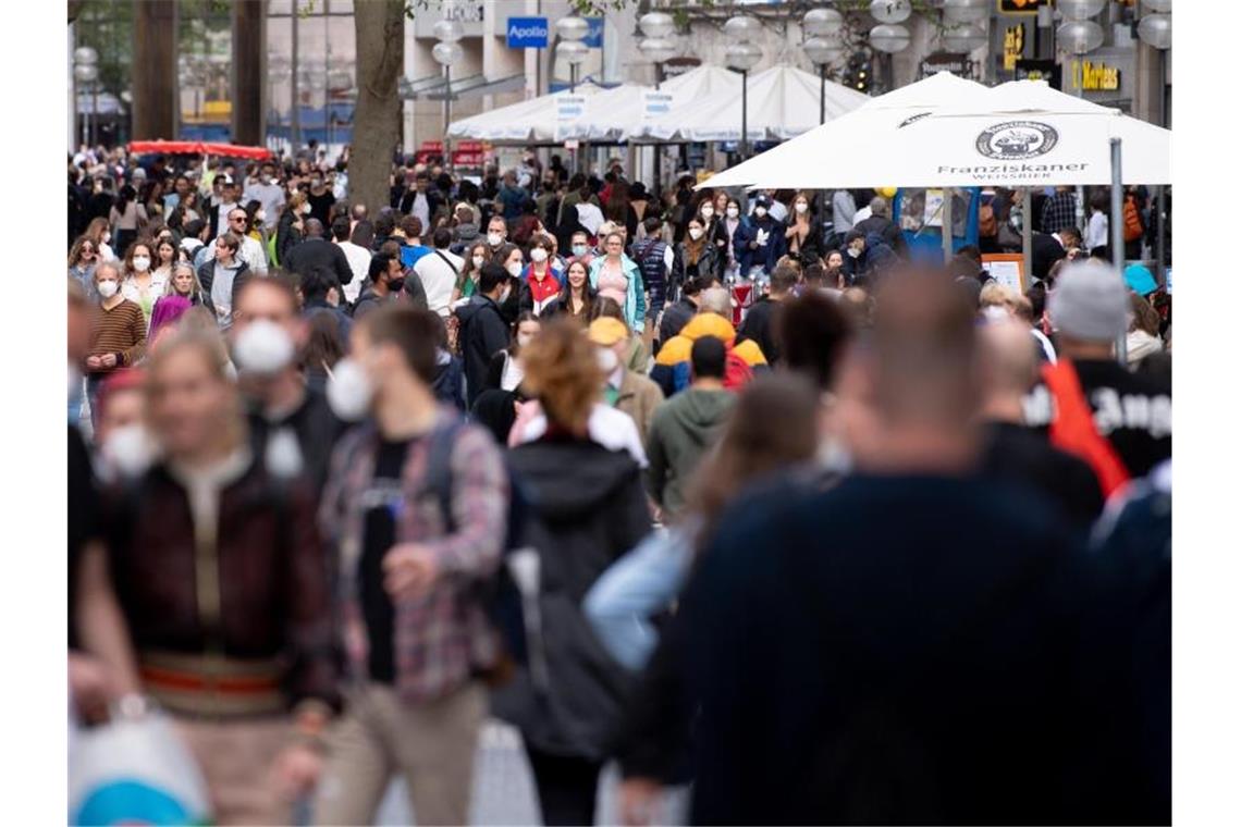Verdi: Kanzlerkandidaten sollen freien Sonntag schützen Zahlreiche Menschen spazieren durch die Münchner Fußgängerzone in der Innenstadt. (Archivbild). Foto: Sven Hoppe/dpa