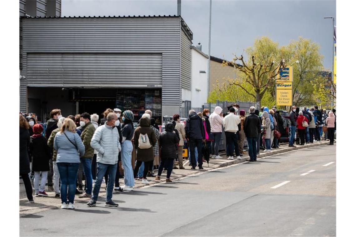 Zahlreiche Menschen stehen an einem Supermarkt Schlange, um dort ohne Termin mit dem Impfstoff Astrazeneca geimpft zu werden. Foto: Christoph Schmidt/dpa