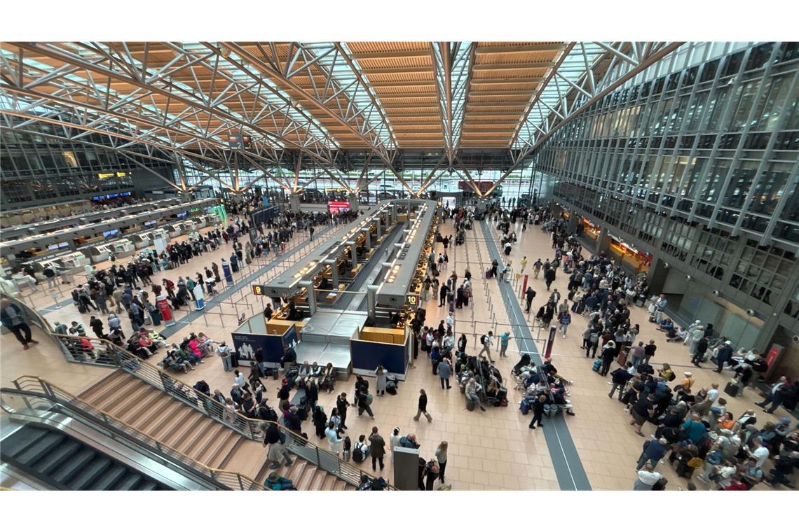 Zahlreiche Menschen stehen im Terminal des Hamburger Flughafens.