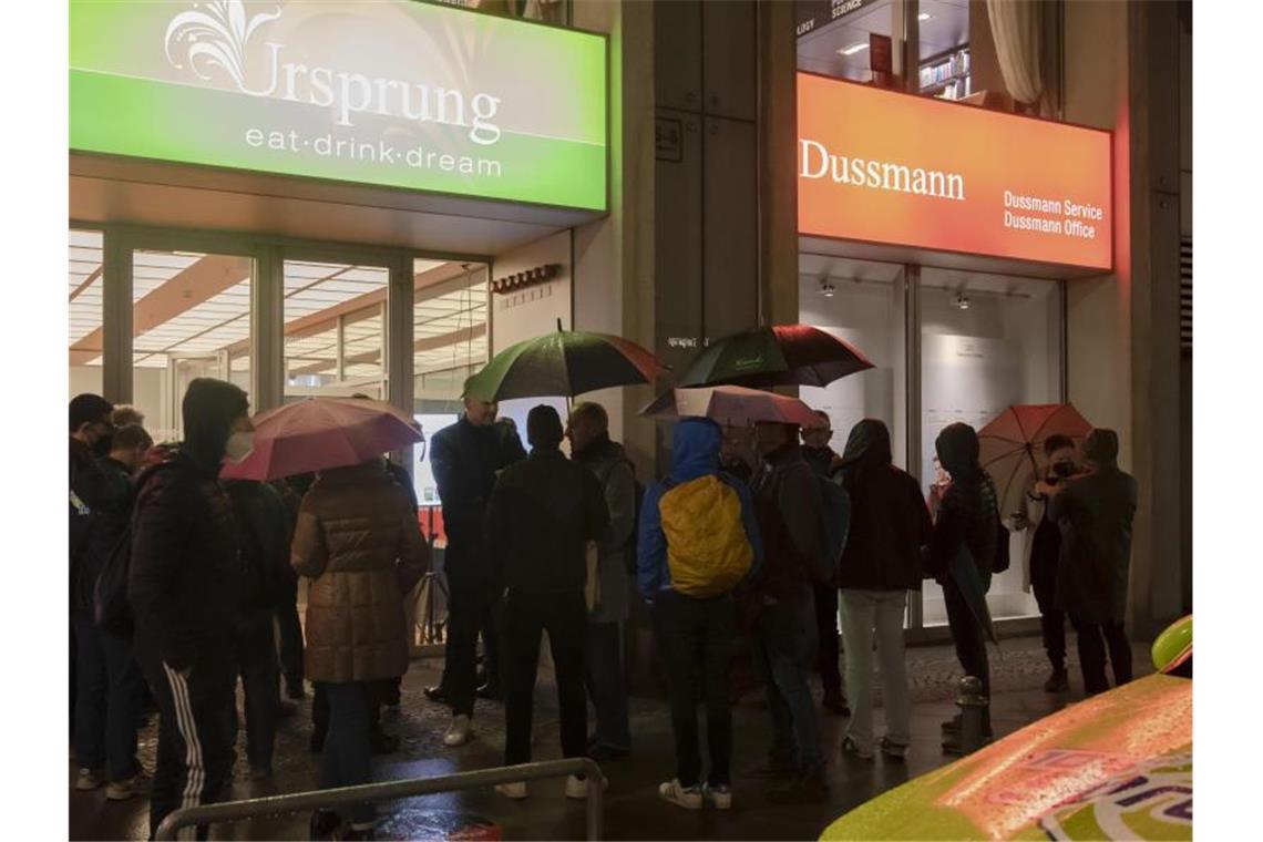 Zahlreiche Menschen stehen kurz vor dem Mitternachtsverkauf des neuen ABBA-Albums am Kulturkaufhaus Dussmann. Foto: Paul Zinken/dpa