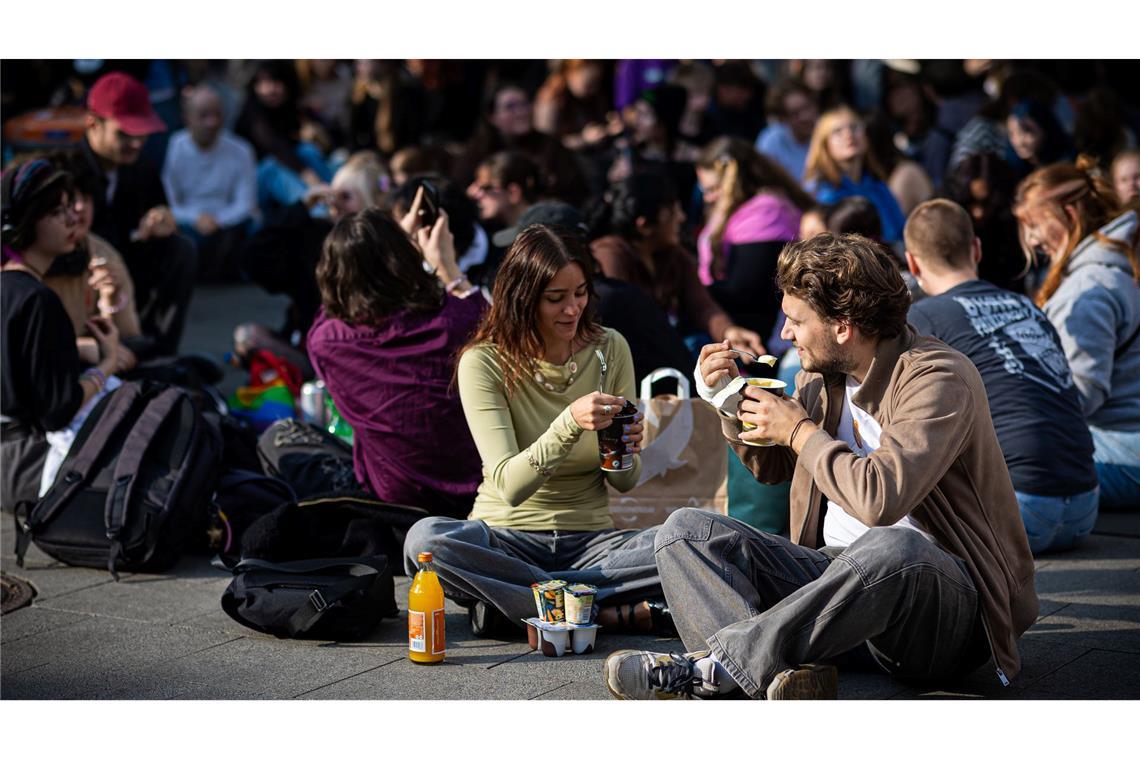 Zahlreiche Menschen trafen sich Ende September am Küchengarten, einem Platz in Hannover, um Pudding mit Gabeln zu essen. (Archivbild)