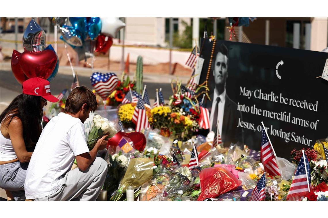 Was über den mutmaßlichen Kirk-Attentäter bekannt ist Zahlreiche Menschen trauern um den einflussreichen Podcaster und Unterstützer von Präsident Donald Trump, Charlie Kirk.