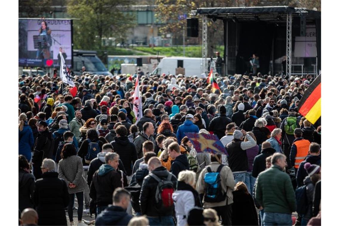 Bürgermeister nach Demo ohne Masken: Keine Verbots-Grundlage Zahlreiche Menschen trugen bei der jüngsten Demonstration der Initiative „Querdenken“ auf dem Cannstatter Wasen keine Maske. Foto: Christoph Schmidt/dpa