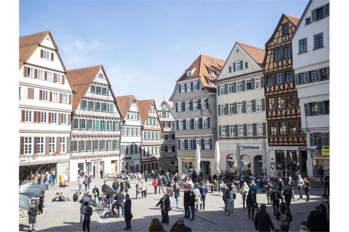 „Wieder Freiheit“ - Tübingen Ziel von coronamüden Besuchern Zahlreiche Menschen tummeln sich auf dem Tübinger Rathausplatz. Foto: Tom Weller/dpa