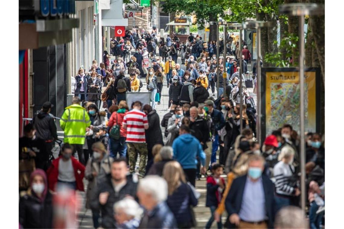 Zahlreiche Menschen untwerwegs auf der Königstraße in Stuttgart. Foto: Christoph Schmidt/dpa