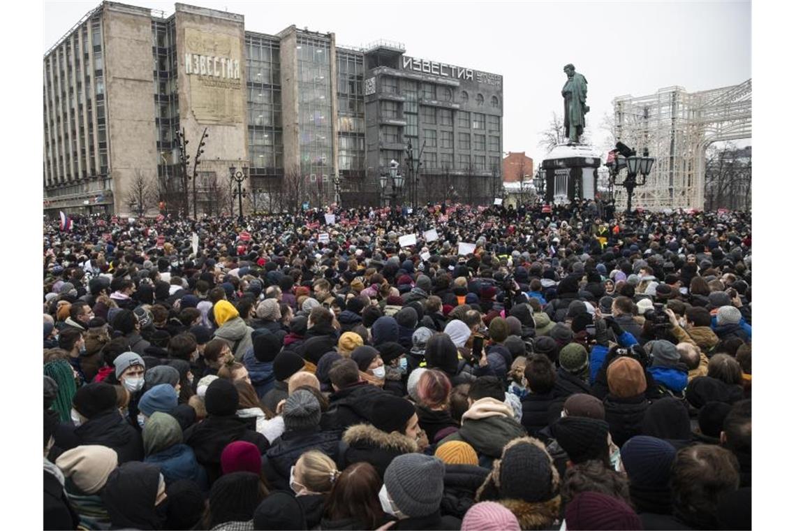 Zahlreiche Menschen versammeln sich auf dem Puschkin-Platz in Moskau. Nawalnys Mitstreiter sprachen von 40.000 Menschen, die allein in Moskau auf die Straße gegangen seien. Foto: Pavel Golovkin/AP/dpa