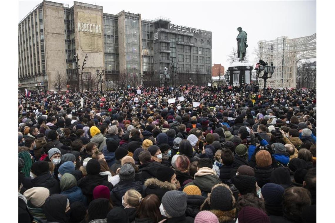 Russland protestiert: „Putin, hau ab!“ Zahlreiche Menschen versammeln sich auf dem Puschkin-Platz in Moskau. Nawalnys Mitstreiter sprachen von 40.000 Menschen, die allein in Moskau auf die Straße gegangen seien. Foto: Pavel Golovkin/AP/dpa