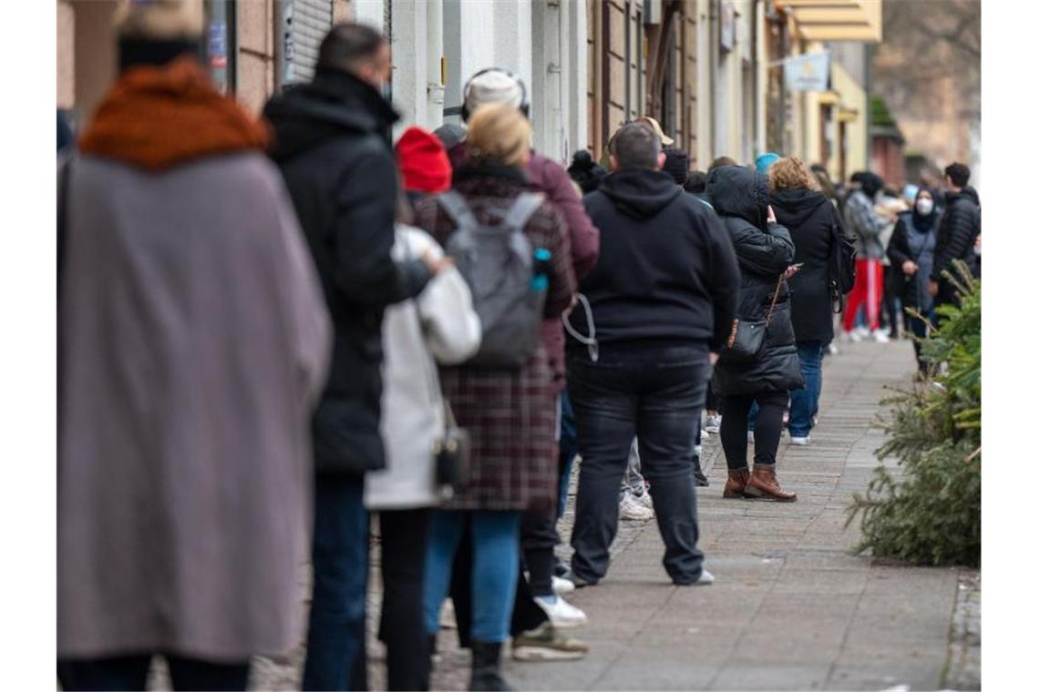 Sieben-Tage-Inzidenz über 500: Wie schlimm ist das? Zahlreiche Menschen warten im Berliner Stadtteil Neukölln auf ihren Corona-Test. Foto: Monika Skolimowska/dpa-Zentralbild/dpa