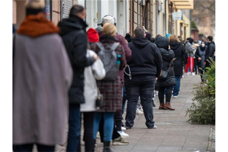 Zahlreiche Menschen warten im Berliner Stadtteil Neukölln auf ihren Corona-Test. Foto: Monika Skolimowska/dpa-Zentralbild/dpa