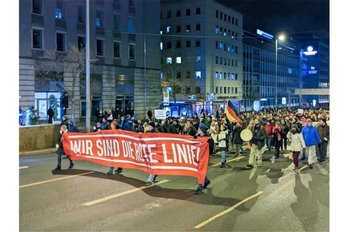 Bundesweit demonstrieren Tausende gegen Corona-Politik Zahlreiche Menschen ziehen bei Demonstrationen durch Nürnberg. Foto: Gregor Bauernfeind/dpa