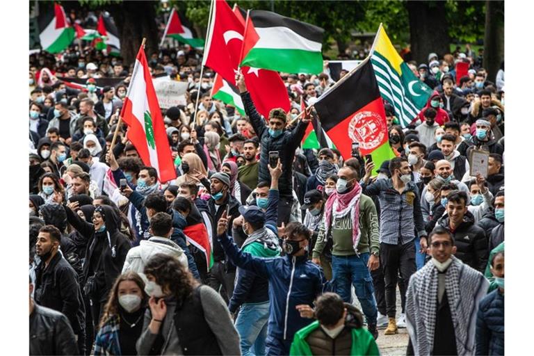 Zahlreiche Menschen ziehen bei einer Demonstration durch die Innenstadt von Stuttgart. Foto: Christoph Schmidt/dpa/Archivbild