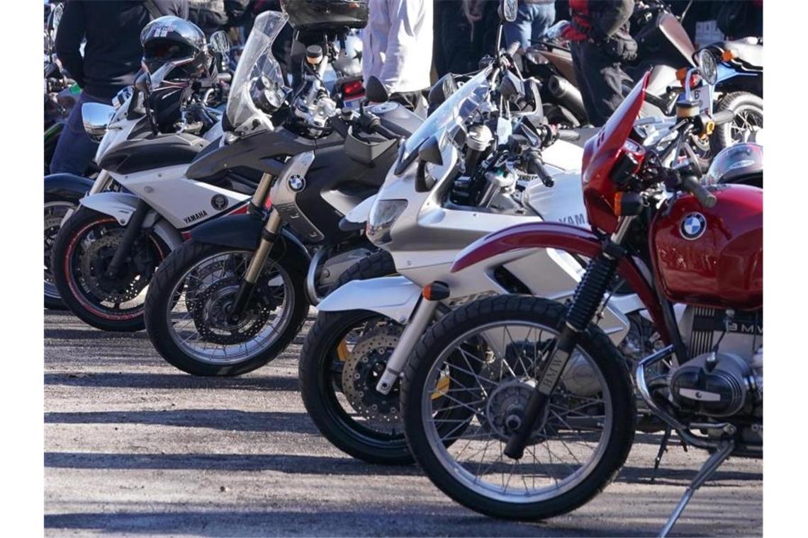 Debatte um Motorradlärm Zahlreiche Motorräder stehen in einer Reihe. Foto: Jörg Carstensen/dpa