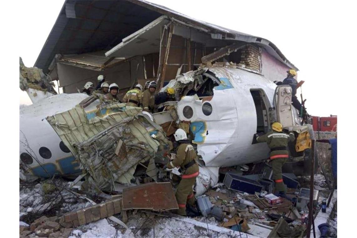 Zahlreiche Passagiere konnten aus der abgestürzten Fokker 100 gerettet werden. Foto: Uncredited/Emergency Situations Ministry of the Republic of Kazakhstan/AP/dpa