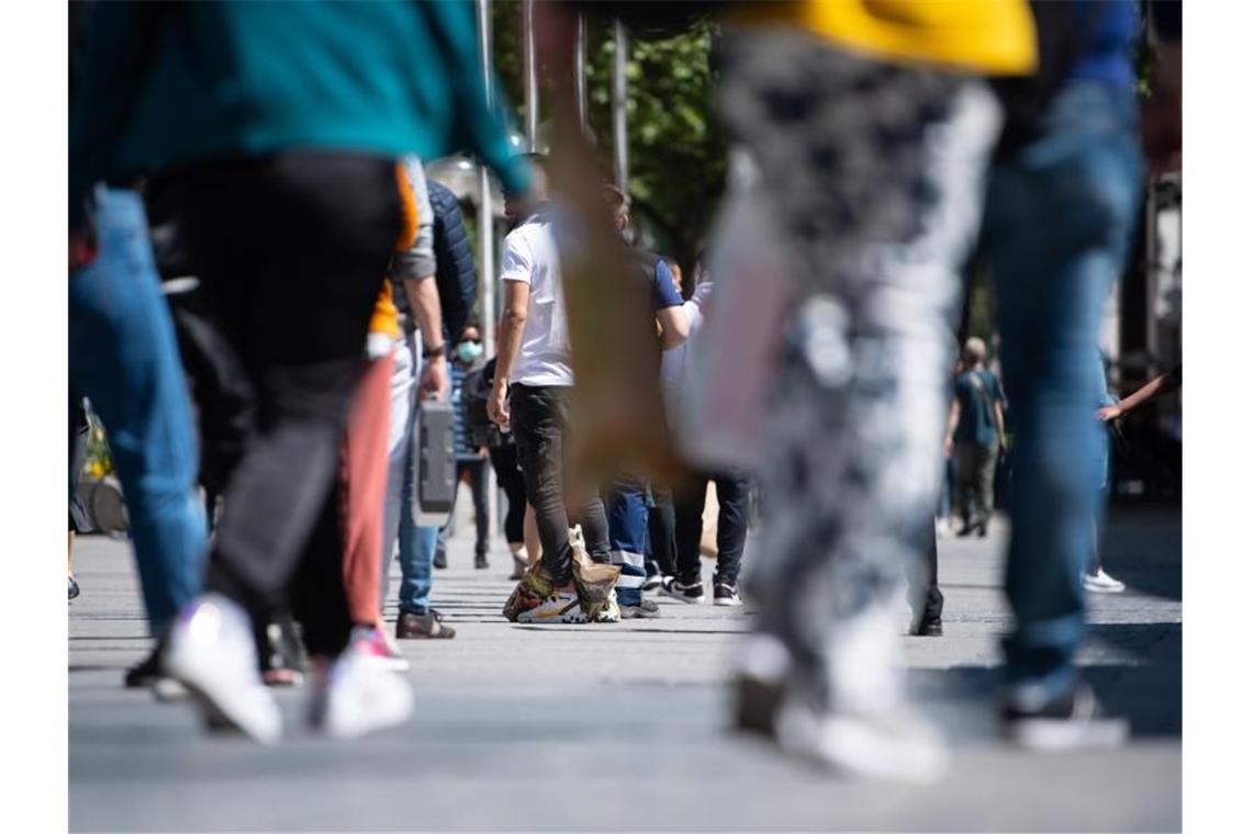 GfK: Verunsicherung wegen Corona-Zahlen mindert Kauflaune Zahlreiche Passanten nutzen das schöne Wetter für einen Bummel in der Fußgängerzone. (Symbolbild). Foto: Sven Hoppe/dpa