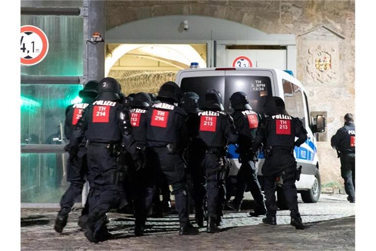 Zahlreiche Polizisten beim Betreten der Justizvollzugsanstalt. Foto: Steffen Ittig/NEWS5/dpa