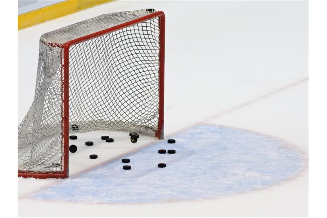 Zahlreiche Puks liegen im Tor. Foto: picture alliance / dpa/Symbolbild
