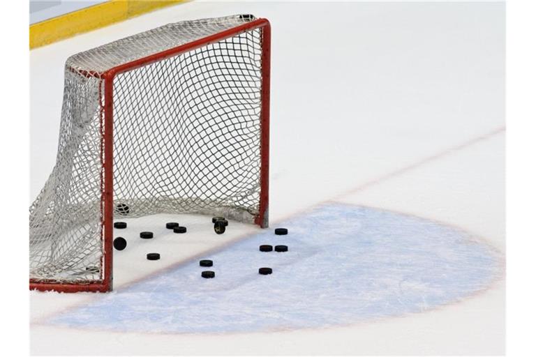 Zahlreiche Puks liegen im Tor. Foto: picture alliance / dpa/Symbolbild