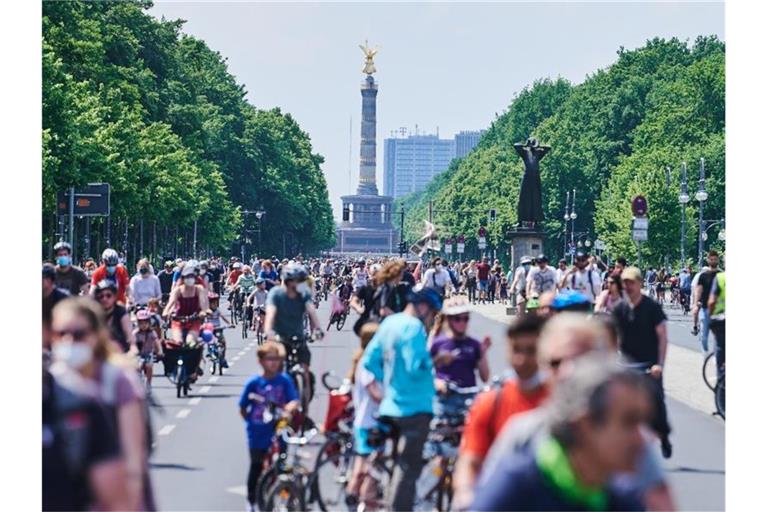 Zahlreiche Radfahrer sind auf der Straße des 17. Juni vor dem Brandenburger Tor unterwegs. Foto: Annette Riedl/dpa