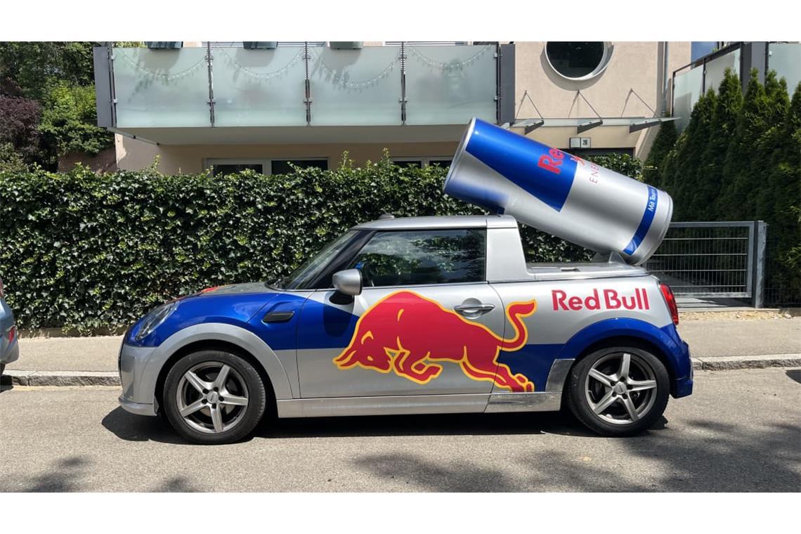 Zahlreiche Red-Bull-Autos parkten am Schwörmontag in der Doppelstadt, hier eine Aufnahme aus dem Neu-Ulmer Villenviertel.