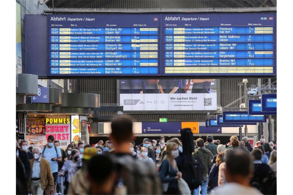 Das müssen Reisende zum Bahnstreik wissen Zahlreiche Reisende sind am Nachmittag im Hauptbahnhof in Hamburg unterwegs. Foto: Bodo Marks/dpa