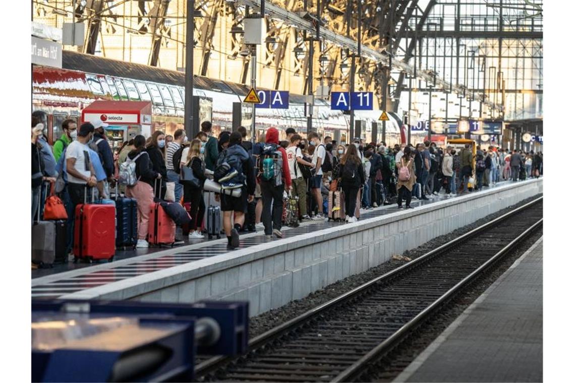 Zahlreiche Reisende warten im Frankfurter Hauptbahnhof auf einen ICE nach Berlin. Foto: Frank Rumpenhorst/dpa