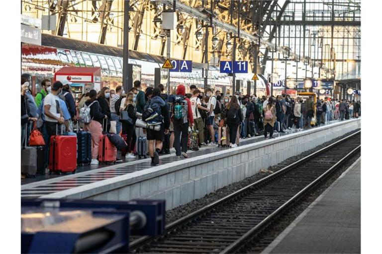 Zahlreiche Reisende warten im Frankfurter Hauptbahnhof auf einen ICE nach Berlin. Foto: Frank Rumpenhorst/dpa