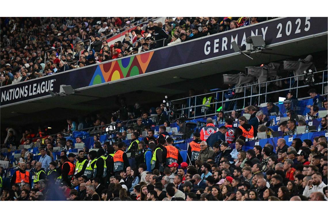 Fußball-Fan stirbt bei Nations-League-Finale Zahlreiche Rettungskräfte, Ordner und Polizisten waren während der Partie in den Bereich der Pressetribüne geeilt, in den die Person gestürzt war. (Archivbild)
