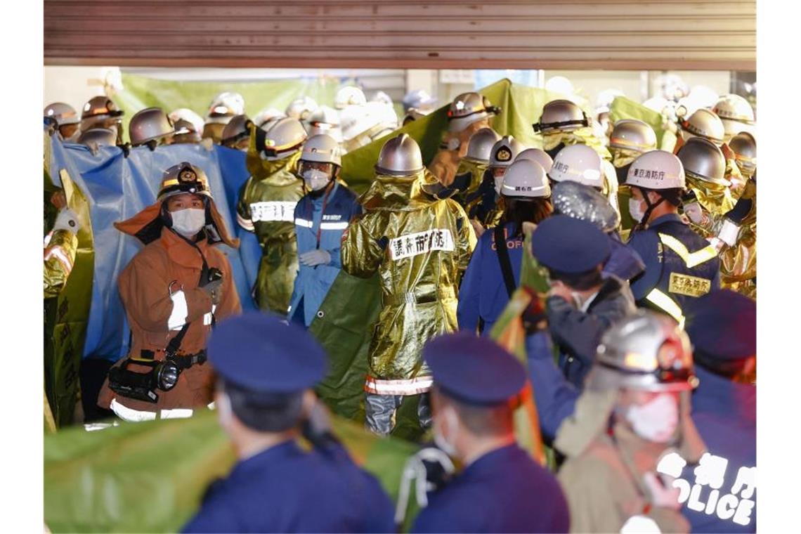 Verletzte bei Messer- und Brandanschlag in Tokioter Bahn Zahlreiche Rettungskräfte sind am Bahnhof Kokuryo im Einsatz. Foto: -/kyodo/dpa