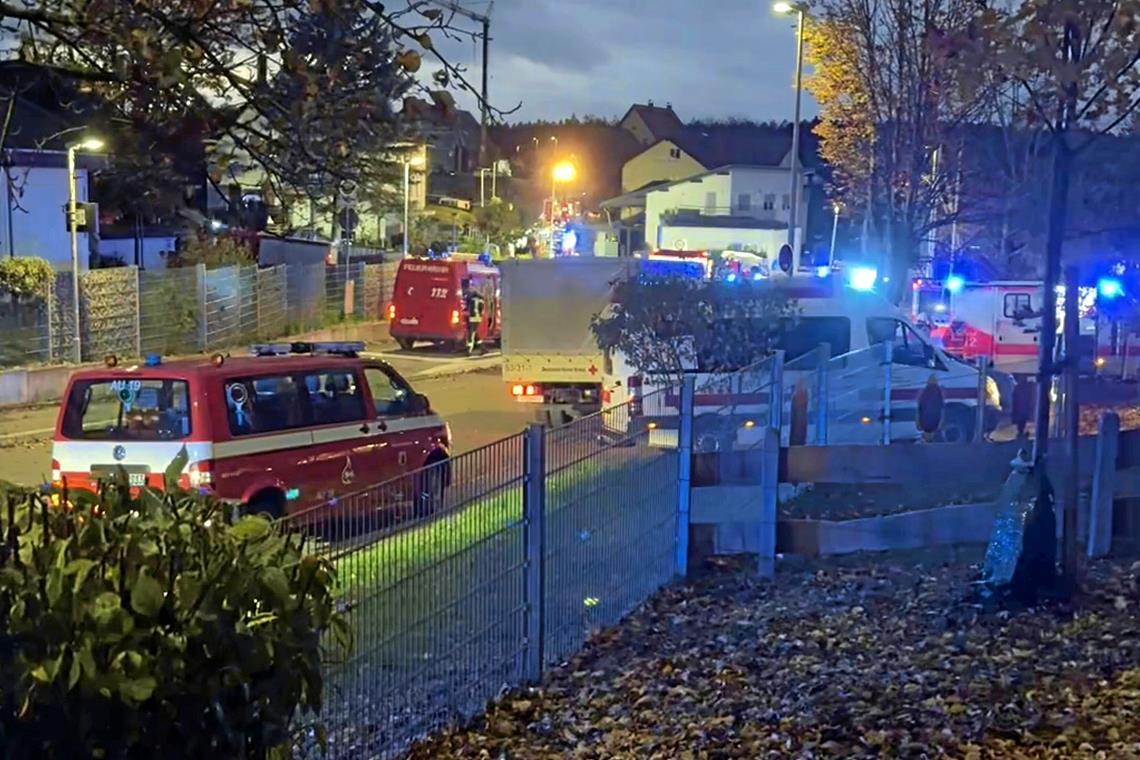 Brand in Althütte: Ein Schwelbrand mit schrecklichem Ende Zahlreiche Rettungskräfte sind am Donnerstagabend in Althütte im Einsatz. Für einen 66-Jährigen kommt allerdings jede Hilfe zu spät. Foto: 7aktuell/Kevin Lermer