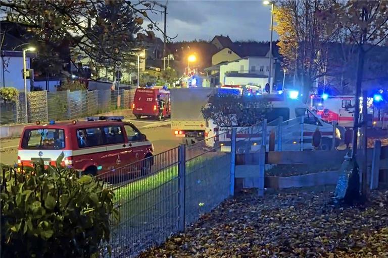 Zahlreiche Rettungskräfte sind am Donnerstagabend in Althütte im Einsatz. Für einen 66-Jährigen kommt allerdings jede Hilfe zu spät. Foto: 7aktuell/Kevin Lermer