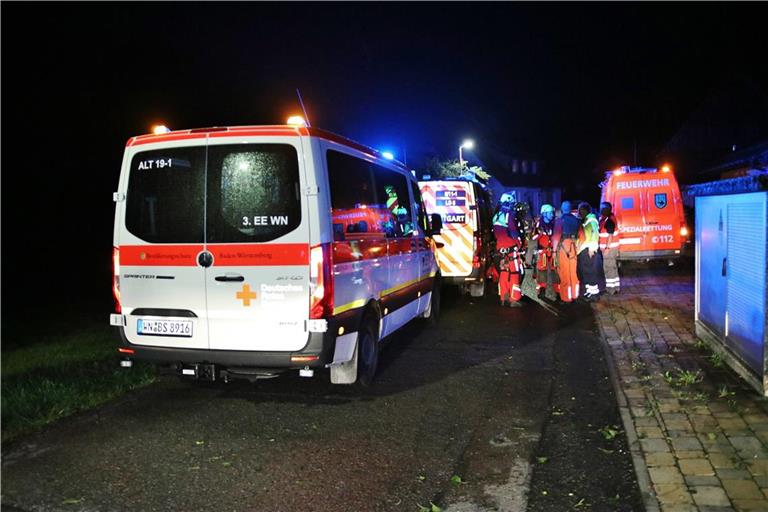 Zahlreiche Rettungskräfte, teilweise auch von der Berufsfeuerwehr Stuttgart, waren in Althütte im Einsatz. Fotos: 7aktuell.de/Kevin Lermer