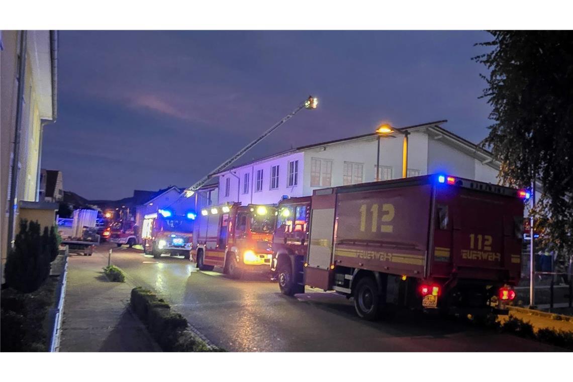 Vier Verletzte bei Teil-Einsturz von Supermarktdach Zahlreiche Rettungskräfte waren im Einsatz – unter anderem mit einer Drehleiter.
