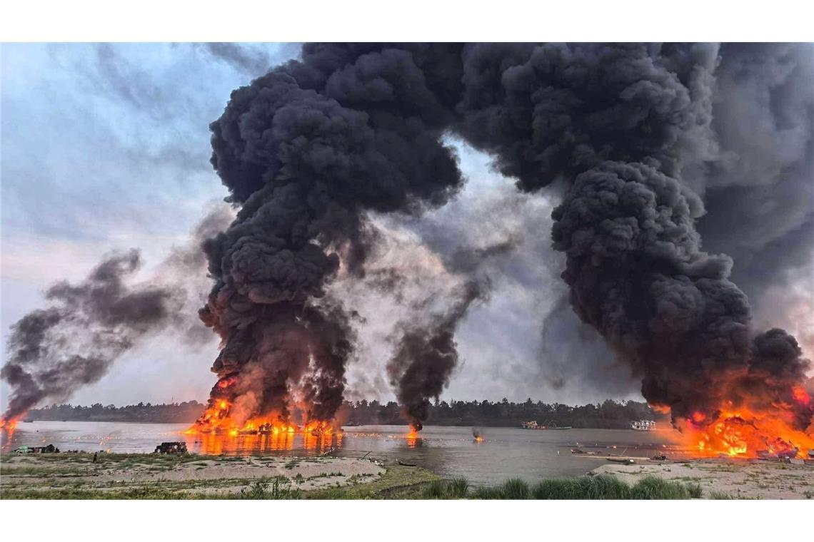 Zahlreiche Schiffe gingen in Flammen auf.