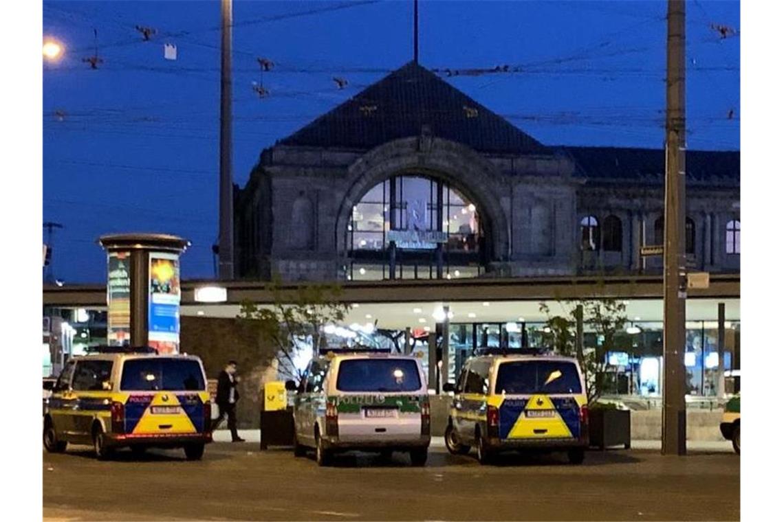 Zahlreiche Streifenwagen und Zivilfahrzeuge der Polizei stehen auf dem Platz vor dem Hauptbahnhof in Nürnberg. Foto: Michael Schmelzer/vifogra/dpa