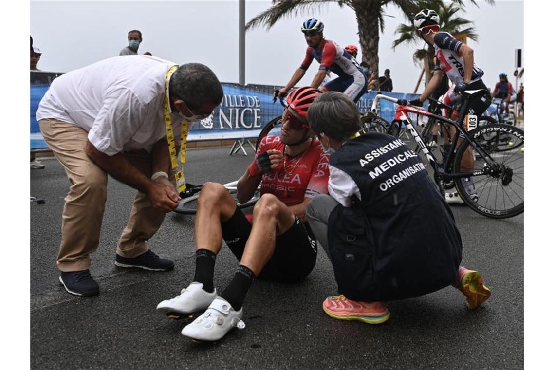 Buchmann nach Sturzfestival erleichtert - Degenkolb raus Zahlreiche Stürze, wie hier Kevin Ledanois vom Team Arkea-Samsic, überschatteten die erste Tour-Etappe. Foto: Anne-Christine Poujoulat/AFP/dpa